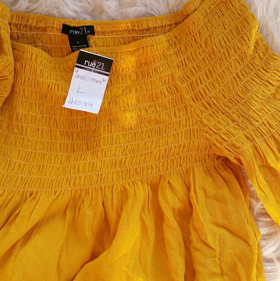 🆕OFF THE SHOULDER BLOUSE🆕 - Picture 2 of 4